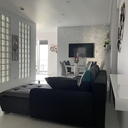 Luxury Westpark 2-Room Apartment Lakeview W5 Boekarest Buitenkant foto