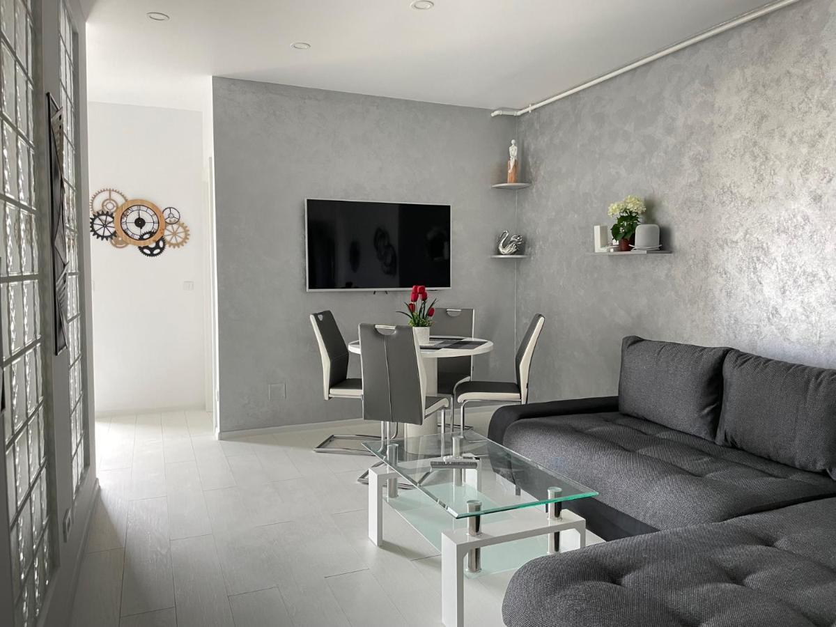 Luxury Westpark 2-Room Apartment Lakeview W5 Boekarest Buitenkant foto