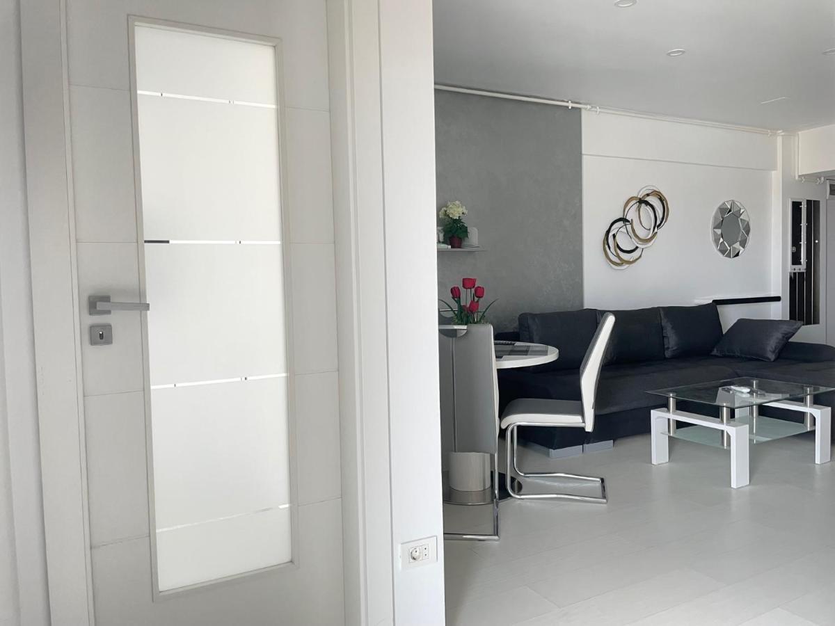 Luxury Westpark 2-Room Apartment Lakeview W5 Boekarest Buitenkant foto