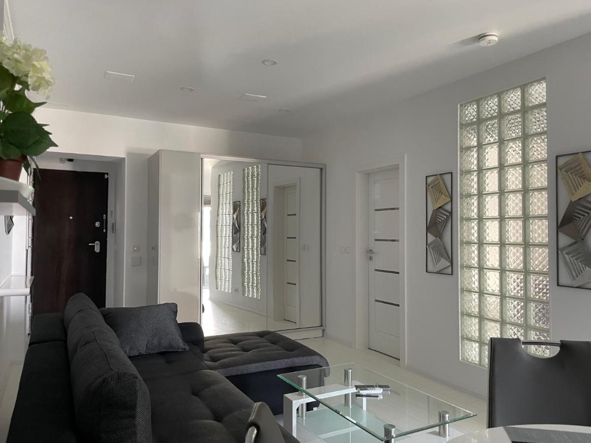Luxury Westpark 2-Room Apartment Lakeview W5 Boekarest Buitenkant foto