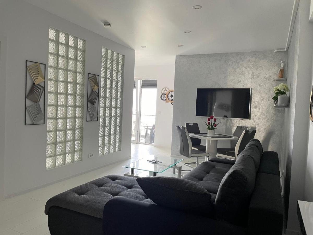 Luxury Westpark 2-Room Apartment Lakeview W5 Boekarest Buitenkant foto