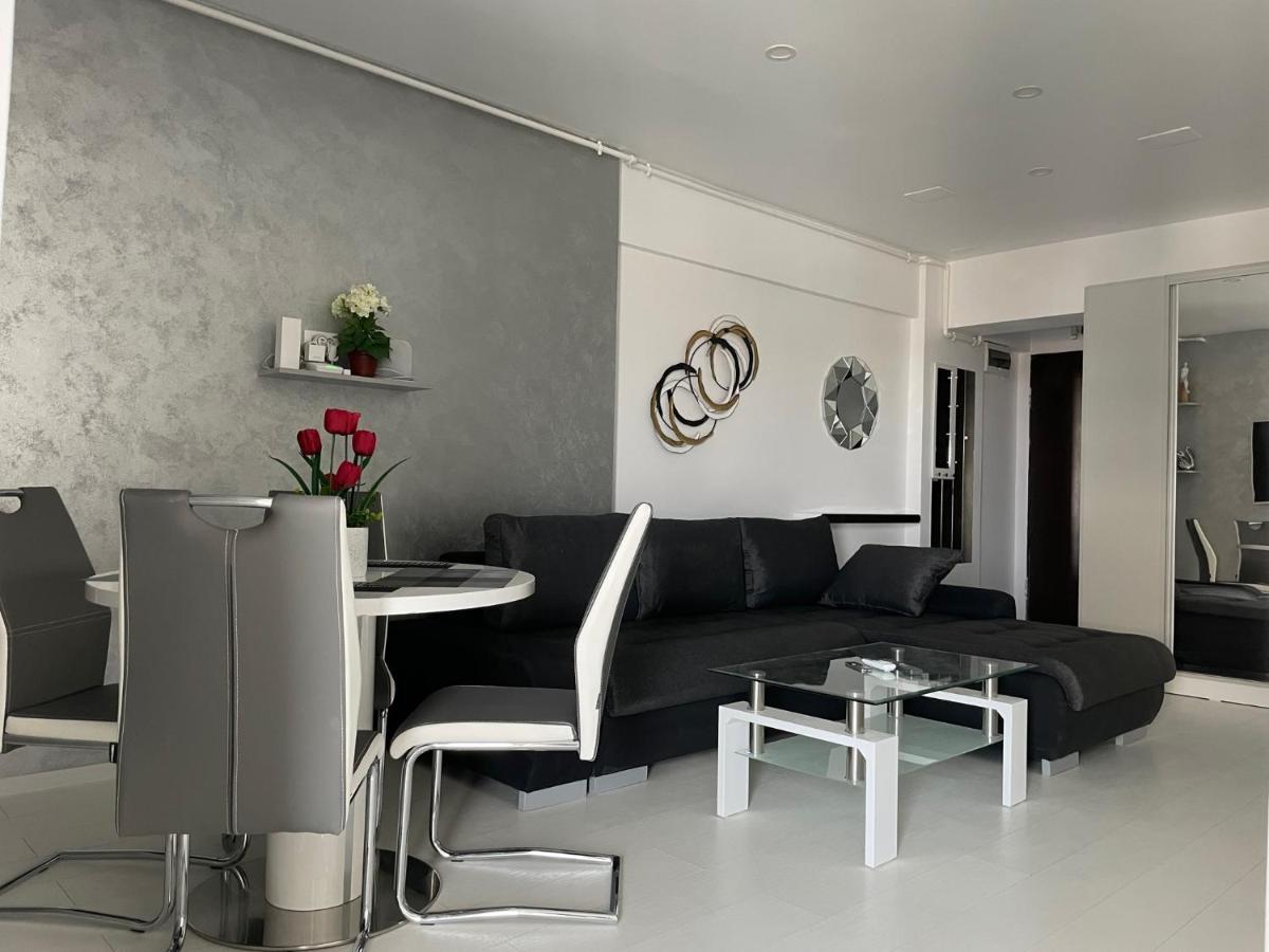 Luxury Westpark 2-Room Apartment Lakeview W5 Boekarest Buitenkant foto