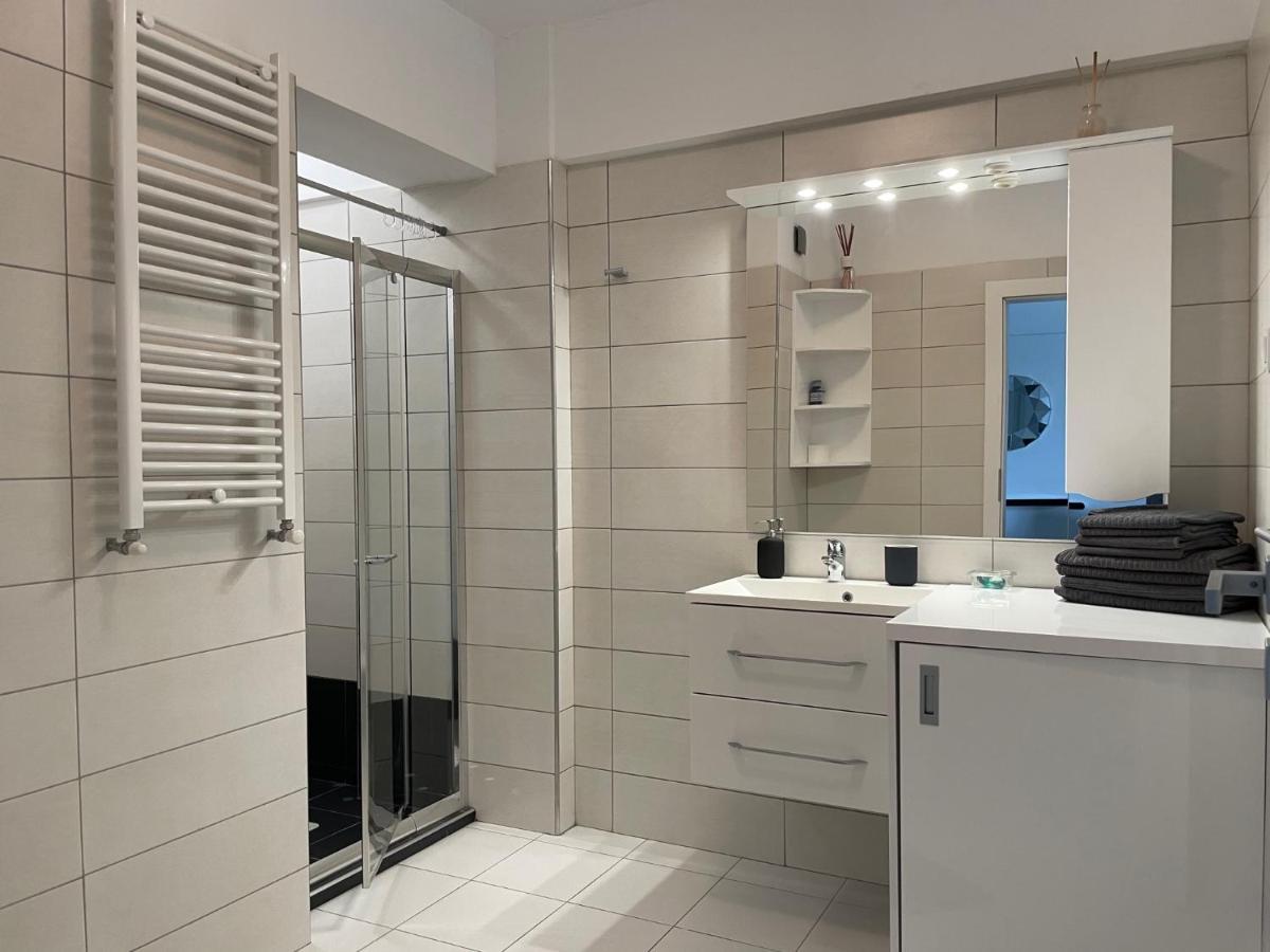 Luxury Westpark 2-Room Apartment Lakeview W5 Boekarest Buitenkant foto