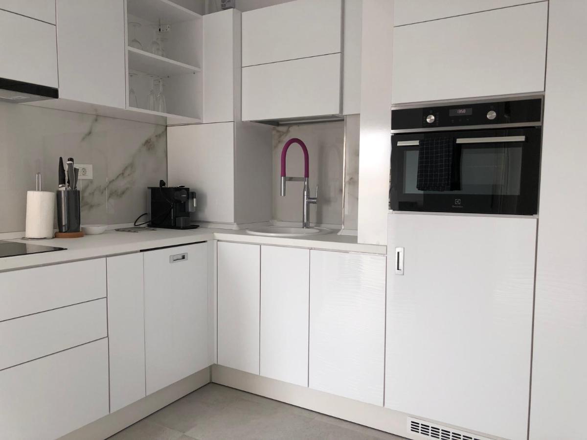 Luxury Westpark 2-Room Apartment Lakeview W5 Boekarest Buitenkant foto