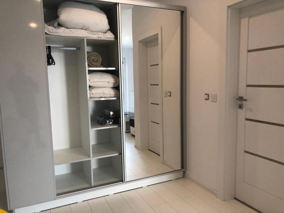 Luxury Westpark 2-Room Apartment Lakeview W5 Boekarest Buitenkant foto